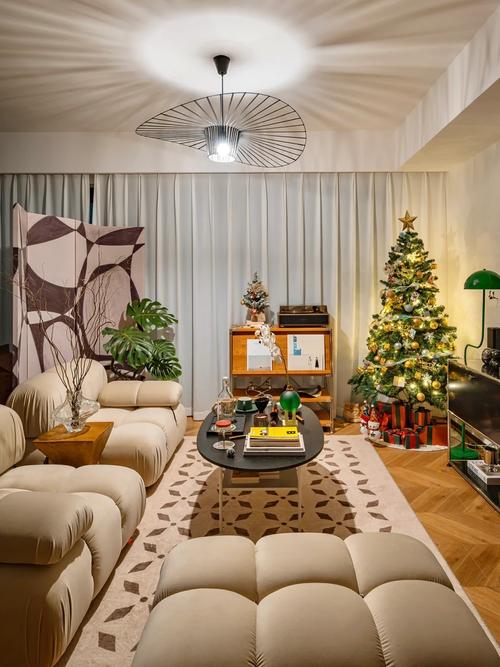 当然是努力布置具有圣诞氛围感的家拿出了去年买的圣诞树和装饰小摆件